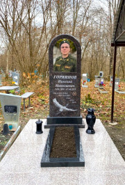 Памятник из коричневого гранита, простой классической формы которая на протяжении многих лет актуальна как для мужского так и для женского памятника.