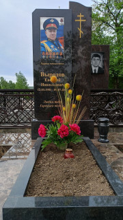 Составной памятник, выполнен в сочетании черного и коричневого цветов, благодаря строгим формам идеально подходит как для мужского так и для женского захоронения.
