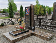 Памятник мужчине, памятник военному, памятник парню, памятник молодому человеку.