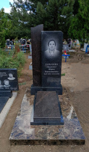 Составной памятник в сочетании двух цветов - памятник всегда выделяющийся на общем фоне стандартных памятников.