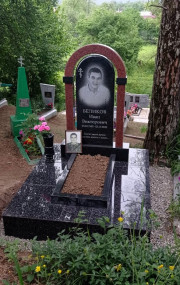 Памятник с аркой в сочетании двух контрастных цветов, чёрный и красный. Такой вид памятников является одним из востребованных вариантов на протяжении многих лет и останется актуальным еще многие годы. 