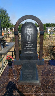 Памятник в форме арке, памятник для мужчины, памятник из коричневого гранита, памятник для женщины.