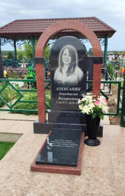 Памятник с аркой в сочетании контрастных цветов, черного и красного, такой памятник идеально подходит как для женского так и для мужского захоронения..