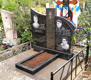 Памятник для семейного захоронения в сочетании зеленого и черного гранита. Благодаря сложной форме и оформлению, памятник всегда будет выглядеть достойно и индивидуально.
