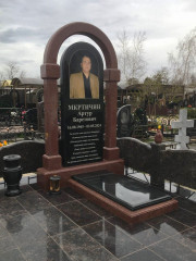 На этом фото представлен элегантный памятник для мужчины, выполненный в форме арки, гармонично сочетая красный и черный гранит. Арка символизирует переход к вечной жизни, а ее изысканный дизайн подчеркивает силу и мужество. Гладкие линии гранита созд