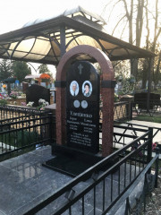 Элегантный памятник в виде арки, символизирующий вечную связь и любовь между мужчиной и женщиной. Изготовленный из высококачественного красного и черного гранита, он привлекает внимание строгими линиями и изысканным дизайном. Красный гранит олицетвор