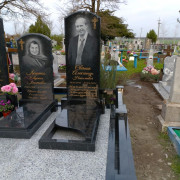 Этот памятник из черного гранита сочетает в себе строгость форм и изящество отделки, создавая благородный образ, который будет чтить память навсегда.