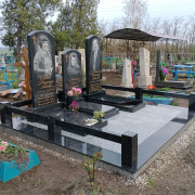 Мемориал из черного гранита, созданный для сохранения памяти о близких. Строгий и качественный, он станет символом уважения и любви, дышащим тихой гордостью о прожитых годах родных людей.