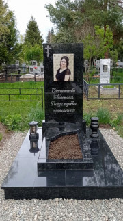 Памятник из черного гранита, выполненный с учетом современных тенденций, гармонично сочетает классические элементы и современные технологии обработки камня и оформления памятника.