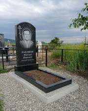 Памятник из прочного черного гранита олицетворяет силу духа и мужество мужчины. Строгий дизайн и идеальная полировка передают его внутренний стержень и жизненный путь. Вечный камень сохранит светлую память потомков на многие поколения вперед.