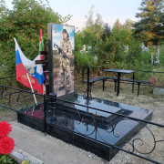 Памятник военной чести и мужества — строгость линий прямого памятника из прочного чёрного гранита символизирует стойкость и верность долгу защитника Отечества. Благородство материала и чёткость форм передают чувство гордости и глубочайшего уважения к