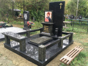 Красивый мемориал из натурального камня премиум-класса. Чётко очерченные грани гармонично объединяют два выразительных цвета — чёрный и зелёный. Элегантный дизайн идеально подходит для выражения почтения и светлой памяти любимых близких.
