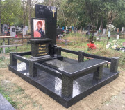 Торжественный и солидный памятник из высококлассного гранита двух контрастных оттенков — черного и зеленого. Лаконичные прямые линии подчеркивают солидность и гармонию композиции, достойную уважения и почтения.