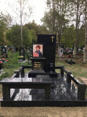 Современный, утонченный гранитный памятник, соединяющий благородный черный цвет и оригинальный зеленый оттенок. Торжественное исполнение формы демонстрирует высокий вкус заказчика и уважение к ушедшему человеку.