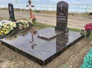 Минималистичный памятник из тёплого коричневого гранита является символом почтительности и вечной памяти. Без лишней декоративности, простая конструкция привлекает взгляд своим естественным шармом и глубиной природных оттенков.
