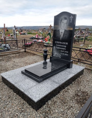 Строгий памятник из гладкого черного гранита прекрасно передает чувства скромности и внутреннего достоинства. Черный камень ассоциируется с вечностью и верностью.
