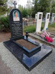 Лаконичный и современный памятник из традиционного чёрного гранита. Образ завершают тонкие штрихи — чёткий контур и насыщенная цветовая гамма портрета, визуально оживляющие надгробие и придающие ему особую ценность.
