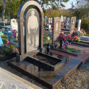Памятник, олицетворяющий силу духа и вечную память. Изящная арка, исполненная из двух оттенков натурального камня — насыщенного коричневого и глубокого чёрного гранита, придаёт композиции особую монументальность и одновременно утончённость. Это идеал